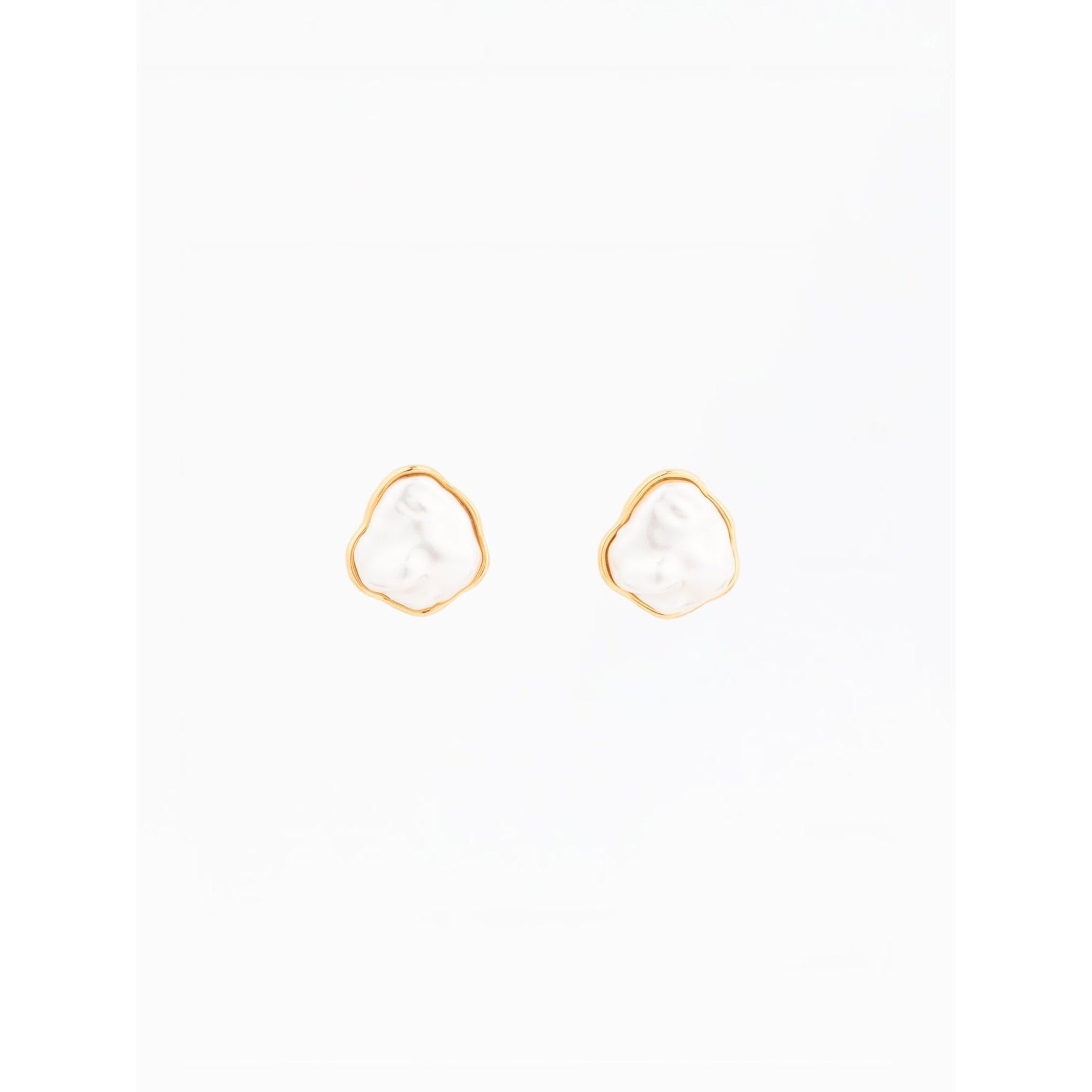Modern Muse Pearl Earrings