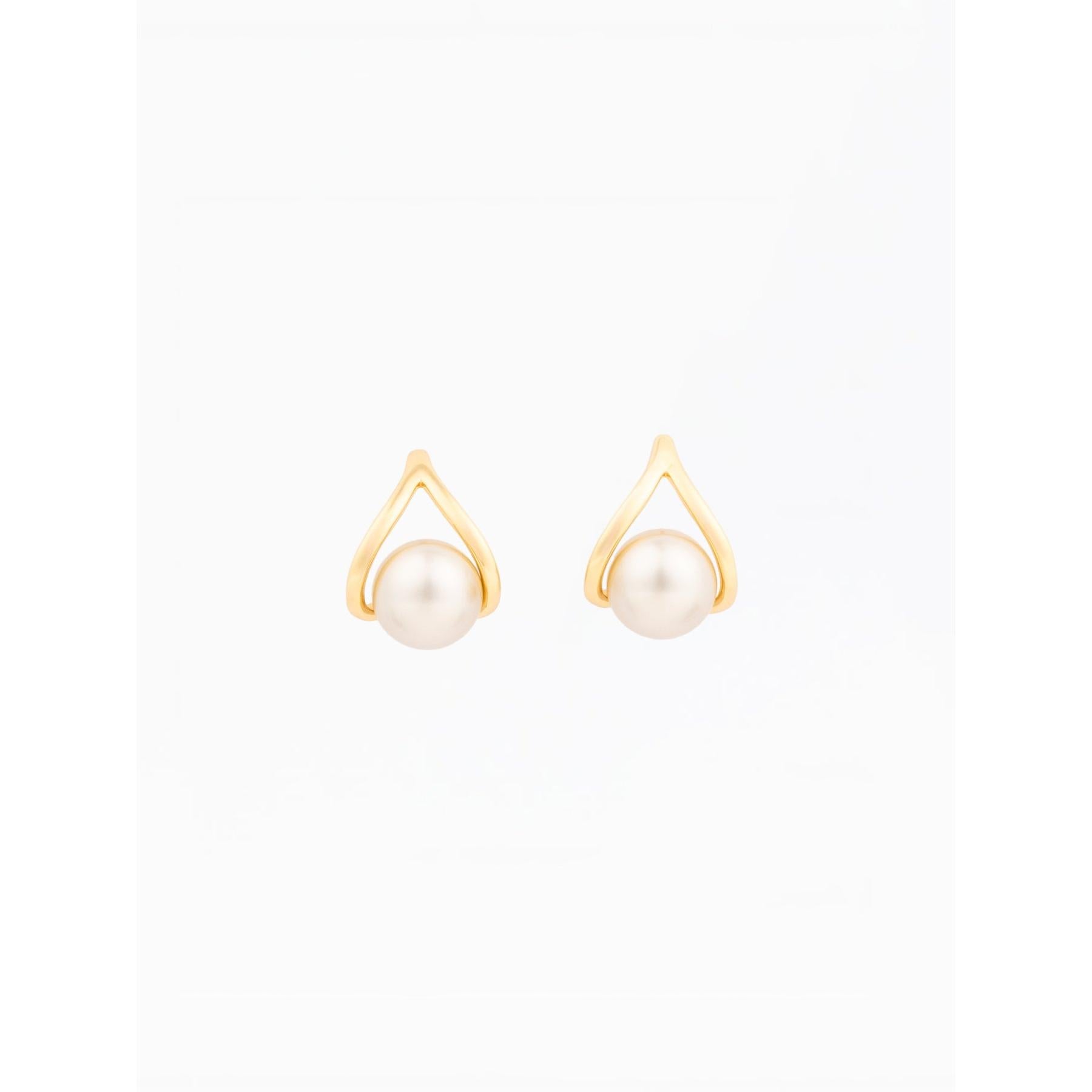 Modern Muse Pearl Earrings